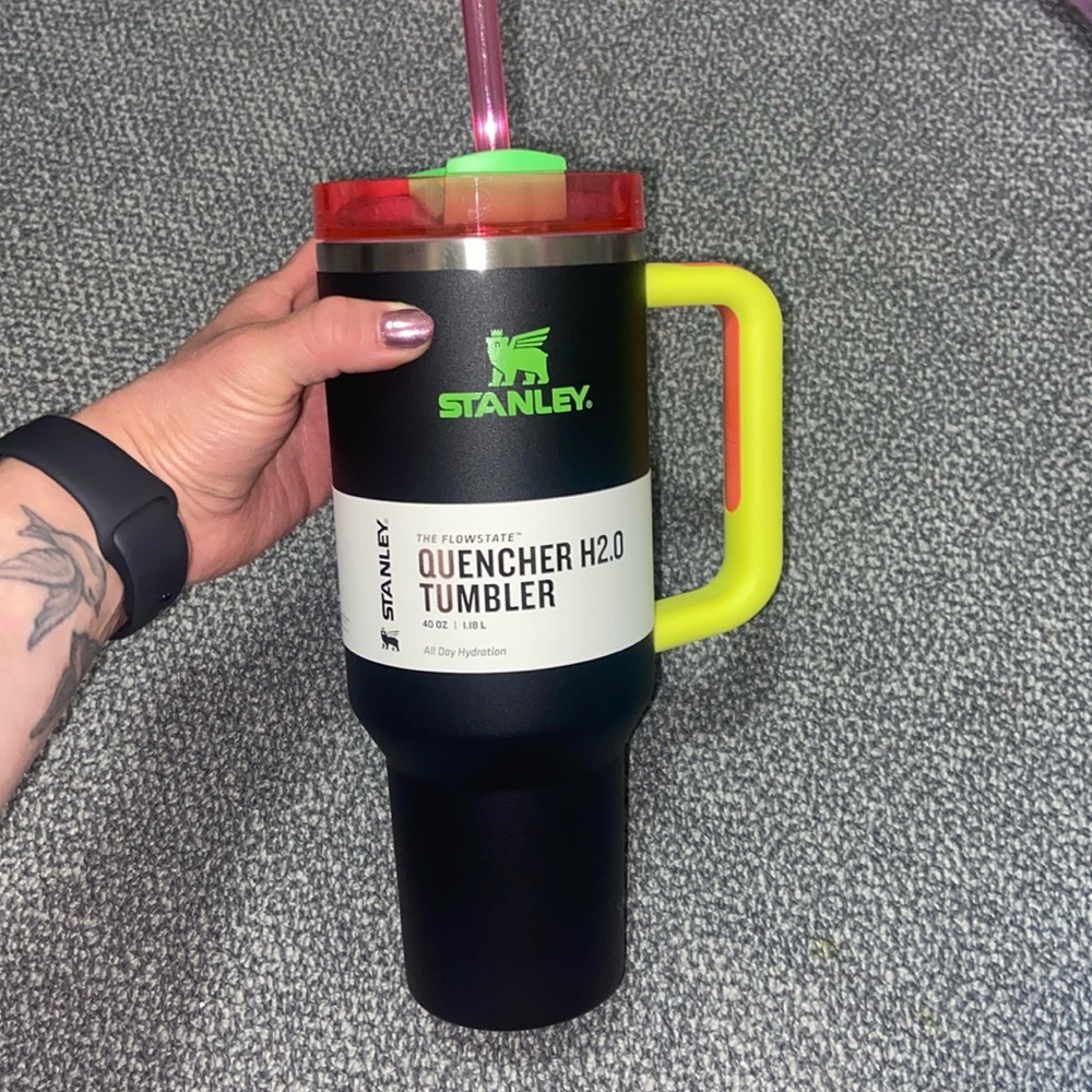 NWT LIMITED EDITION Stanley Quencher H2.0 FlowState Tumbler 40oz, BLACK NEON